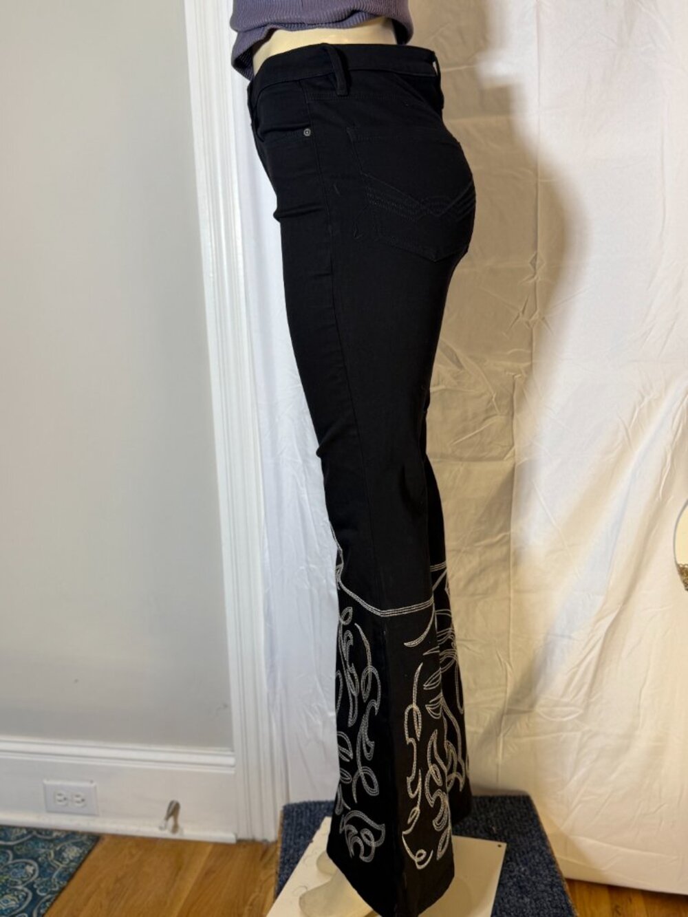 Idyllwind Gypsy HiRise Flare W/ white embroidered designs on legs. Women's 8/32L - Picture 2 of 4
